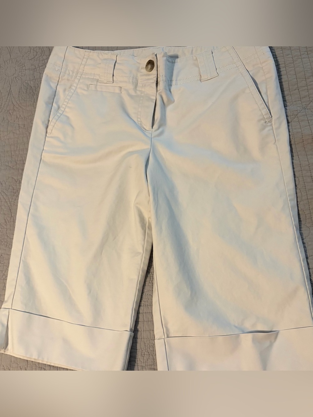Women’s Ann Taylor Cream capri pants. Cuffed hem. Size 10. Excellent condition.